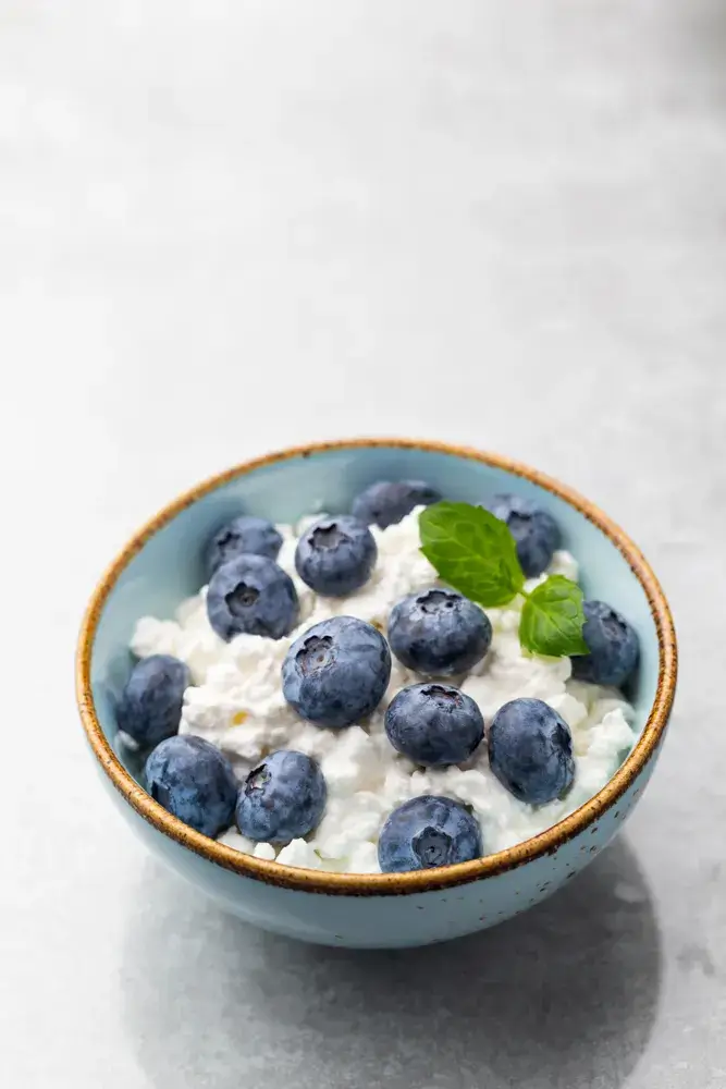 Cottage cheese with blueberries, calorie deficit snack