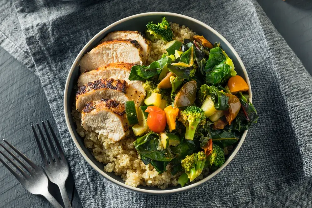 Chicken, quinoa & broccoli, calorie deficit dinners