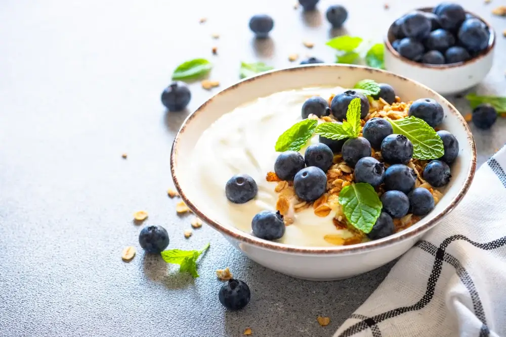 Greek yogurt with berries 