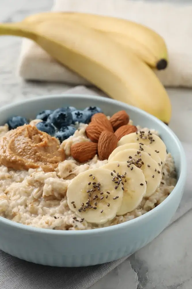 Oatmeal with banana, chia seeds, and almonds