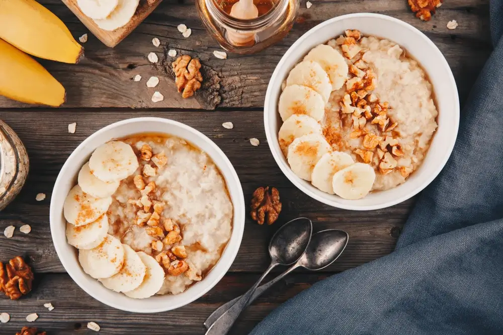 Oatmeal topped with sliced banana, walnuts, 