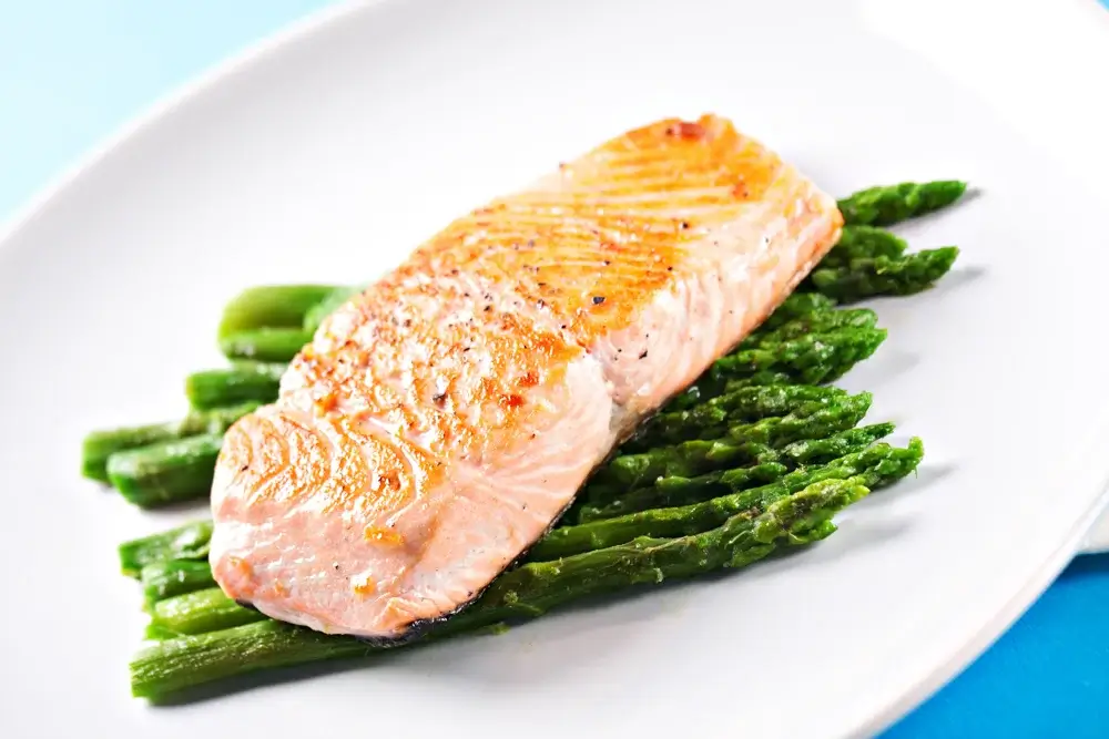  salmon with steamed asparagus