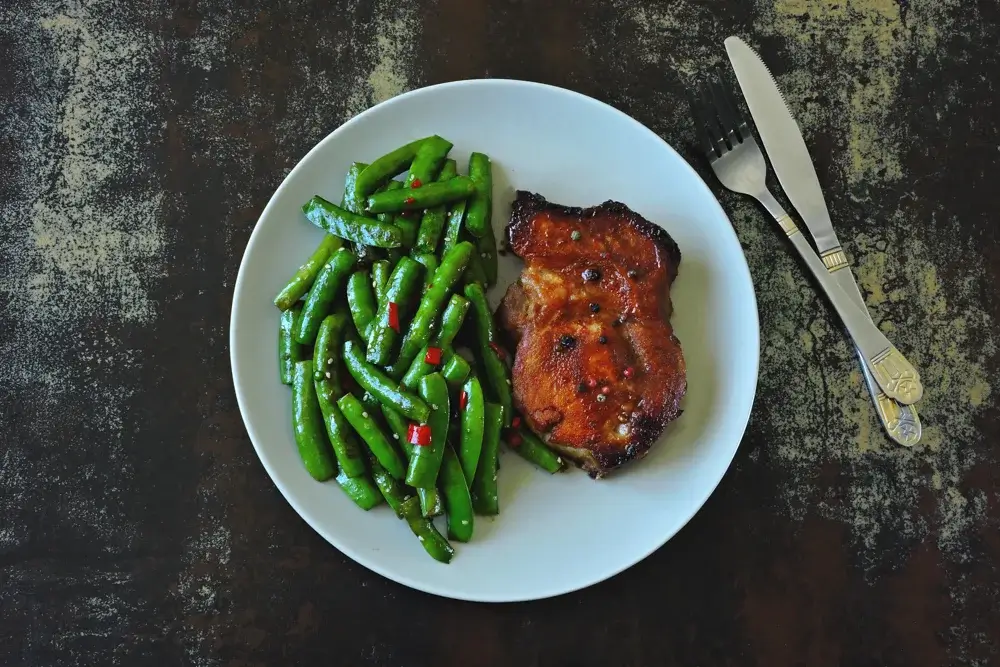 Pork Chops with Garlic Green Beans